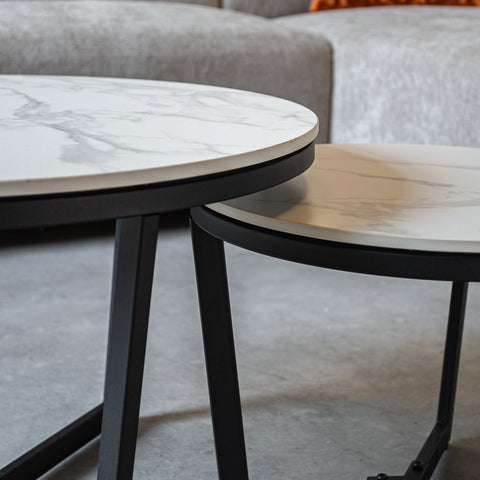 Table basse au look industriel avec plateau en marbre blanc