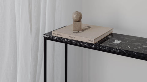 Console d’entrée Noctis en marbre noir et socle noir mat