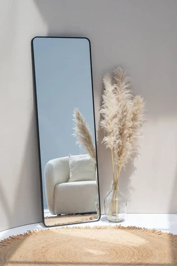 Miroir Noir Élancé – Forme Rectangulaire et Finition Épurée