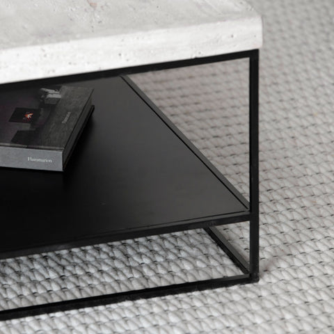 Table basse design en métal noir et travertin – Collection Noctara