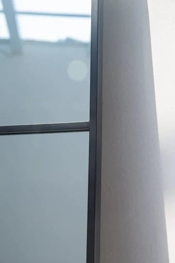 Miroir Noir à Contour Arqué – Style Minimaliste et Raffiné