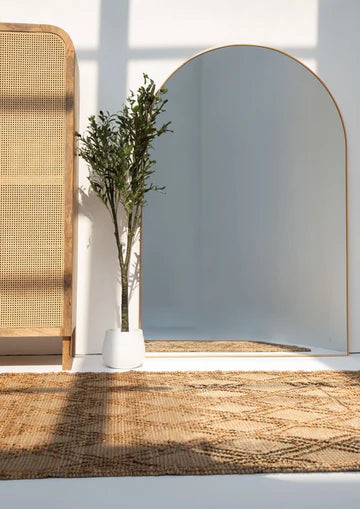 Miroir Grand Format Doré – Forme Arquée et Présence Majestueuse