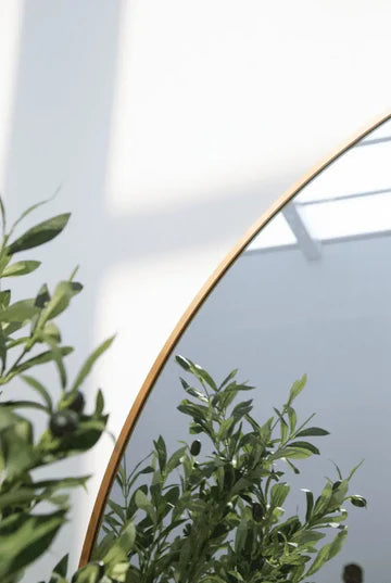 Miroir Grand Format Doré – Forme Arquée et Présence Majestueuse
