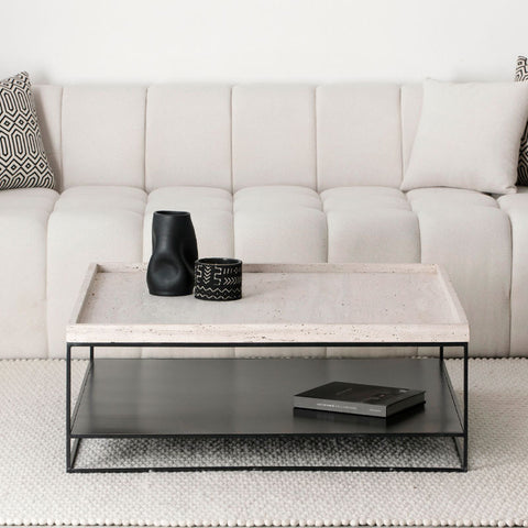 Table basse design en métal noir et travertin – Collection Noctara