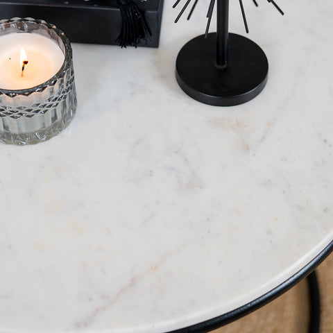 Table basse en marbre blanc style industriel