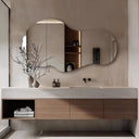 Miroir suspendu asymétrique — Élégance contemporaine pour salle de bain