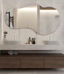 Miroir suspendu asymétrique — Élégance contemporaine pour salle de bain