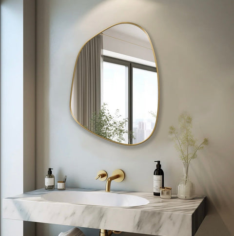 Miroir cerclé d’un cadre en métal