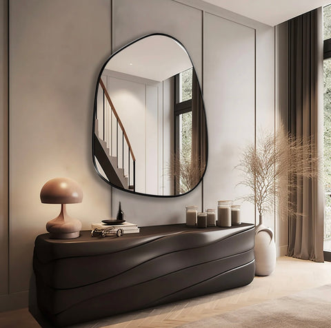 Miroir cerclé d’un cadre en métal