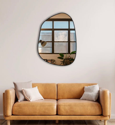 Miroir cerclé d’un cadre en métal