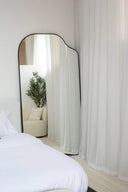 Miroir XXL à Contours Asymétriques – Style Unique et Audacieux