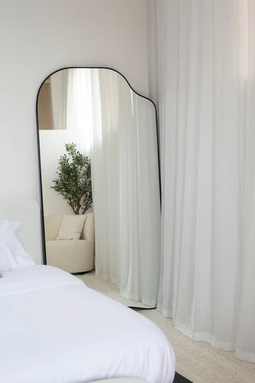 Miroir XXL à Contours Asymétriques – Style Unique et Audacieux