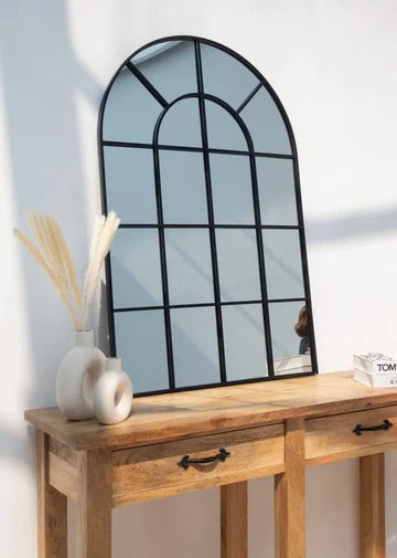 Miroir Noir à Contour Arqué – Style Minimaliste et Raffiné