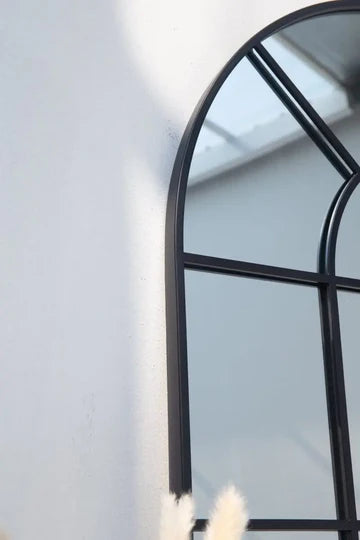 Miroir Noir à Contour Arqué – Style Minimaliste et Raffiné