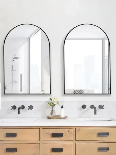 Miroir mural ornemental idéal pour sublimer le salon