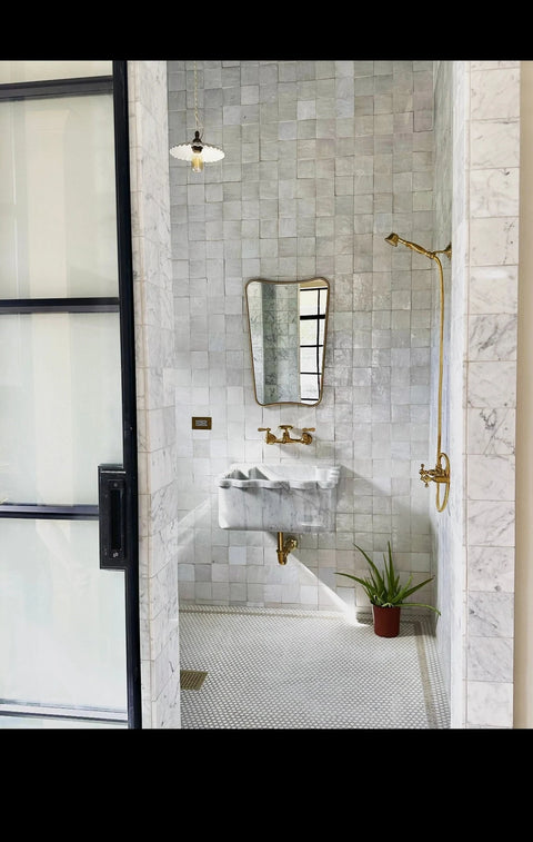 Miroir d’intérieur au tracé organique, conçu en Italie