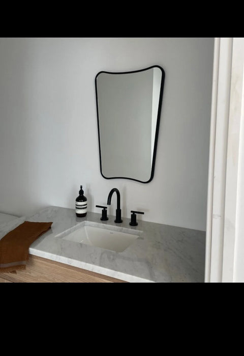 Miroir d’intérieur au tracé organique, conçu en Italie