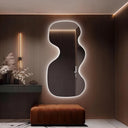 Grand miroir mural LED rétro-éclairé asymétrique ondulé ÉVÉLINA