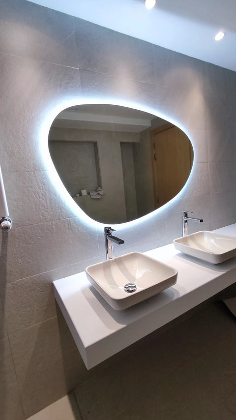 Miroir mural en forme de galet – douceur naturelle et design organique