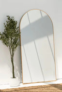 Miroir Grand Format Doré – Forme Arquée et Présence Majestueuse