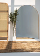 Miroir Grand Format Doré – Forme Arquée et Présence Majestueuse