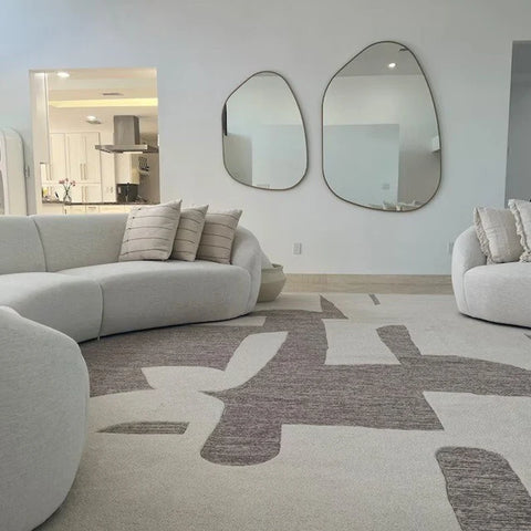 Miroir encadré d’un cercle en métal noir satiné