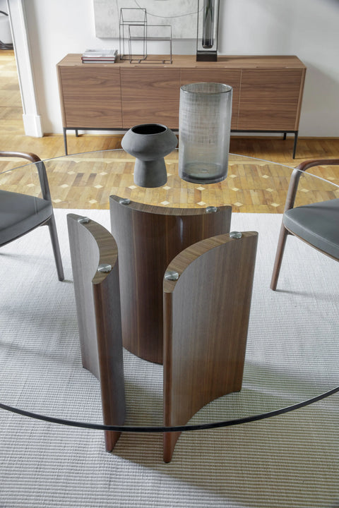 Table Ronde MARVENA – Verre Trempé 110 cm & 3 Socles en Bois Noyer