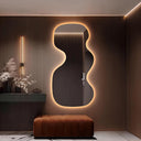 Grand miroir mural LED rétro-éclairé asymétrique ondulé ÉVÉLINA