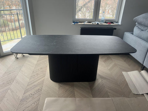 Table à Manger CALYSIA – Céramique Premium & Socle en Hêtre Massif Bardage