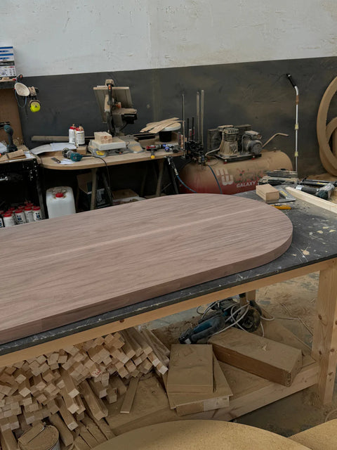 Table NOLVIA – Plateau Latte Massif Plaqué Noyer