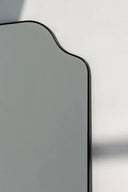 Miroir XXL à Contours Asymétriques – Style Unique et Audacieux
