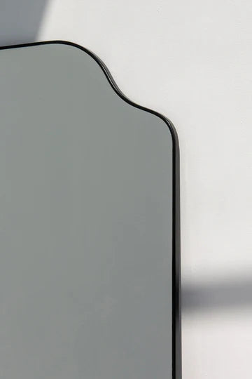 Miroir XXL à Contours Asymétriques – Style Unique et Audacieux