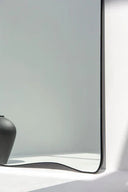 Miroir XXL à Contours Asymétriques – Style Unique et Audacieux